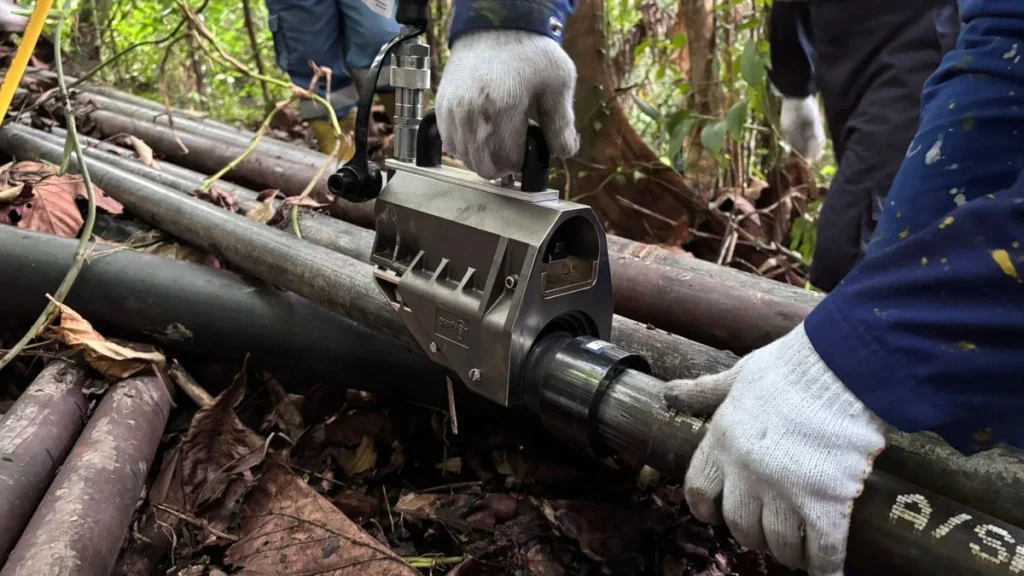 LOKRING installation tool positioned on a pipe for a small-bore tie-in