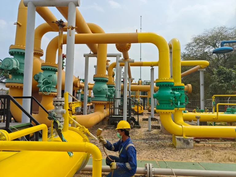 PT Saka Nusa Persada technician applying coating to gas station piping